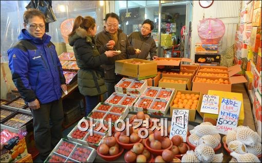 [포토]전통시장 찾은 유일호 부총리 