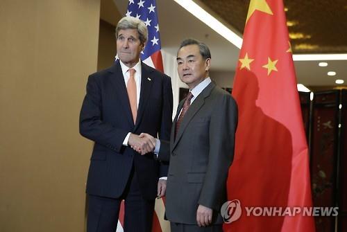 존 케리 미 국무장관(왼쪽)과 왕이 중국 외교부장. (사진=연합뉴스)  