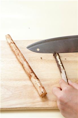 1. 우엉은 칼등으로 긁어서 껍질을 벗기고 납작납작하게 썬다. 
