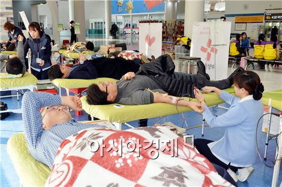 광주광역시가 겨울철 부족한 헌혈 수급을 위해 27일 오전부터 시청 1층 시민숲에서 개최한 동절기 사랑의 헌혈 및 장기기증 등 나눔행사에 시민과 공직자들의 참여가 이어지고 있다.