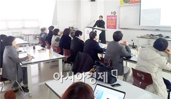호남대학교 패션전문인력양성사업단(단장 최경희)은 26일 IT스퀘어 전공실(17424호)에서 ‘ATO’와 ‘Theodore’등 2개 창업 지원팀의 결과발표회를 실시했다.