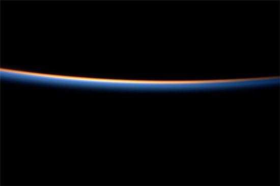 ▲빛이 사라지면 어둠이 몰려온다. ISS에서 바라보는 석양.[사진제공=NASA]