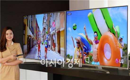 ▲LG전자가 28일 '슈퍼 울트라HD TV'를 국내 출시했다. LG전자 모델이 서울 여의도 LG 트윈타워에서 '슈퍼 울트라HD TV'를 소개하고 있다.(제공=LG전자)
