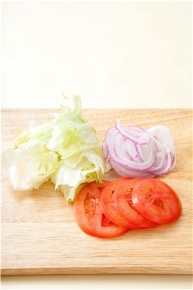 5. 자색 양파는 동그랗게 슬라이스하고 양상추는 씻어 물기를 빼고 토마토는 슬라이스한다.
