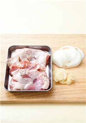 1. 닭 다리는 칼집을 넣어 소금, 후춧가루로 밑간하고, 양파는 채 썰고, 마늘은 편으로 썬다.
