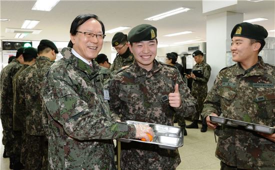NH농협금융 김용환 회장(왼쪽)이 28일 강원도 홍천 육군 제11기계화보병사단을 찾아 장병들에게 간식을 배식하고 있다. 