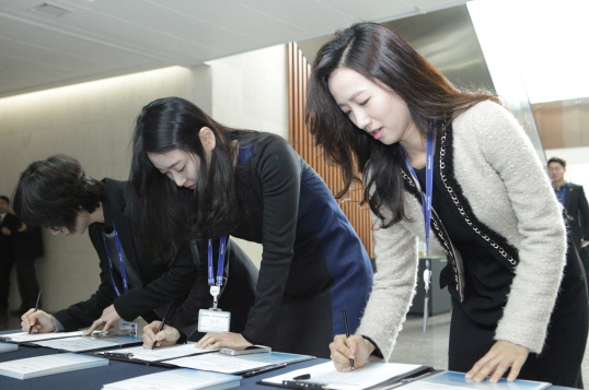 한라그룹 임직원들이 28일 ㈜만도 판교 사옥에서 어려운 경제를 살리기 위해 '민생구하기 입법 촉구 천만 서명운동'에 동참했다. 사진은 서명하고 있는 ㈜만도 여직원들.