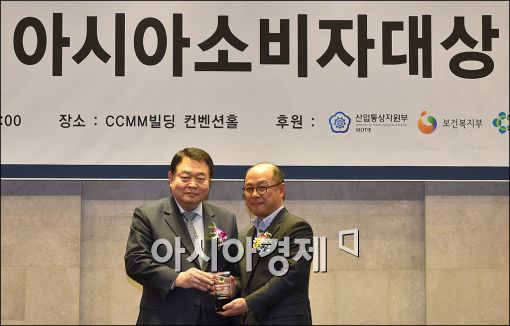 [포토]아시아소비자대상 한국식품산업협회장 수상한 롯데주류
