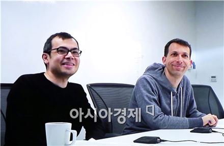 데미스 하사비스 구글 딥마인드 CEO(왼쪽)와 데이비드 실버 구글 딥마인드 리서치 사이언티스트 (오른쪽)가 행아웃을 통해 한국 기자들에게 '알파고'에 대해 소개하고 있다.