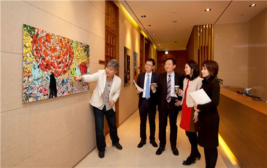 미래에셋증권 WM강남파이낸스센터 ‘사진작가 초대전’에서 오재철 작가(왼쪽 첫번째)가 작품설명을 하고 있다.<사진제공=미래에셋증권>