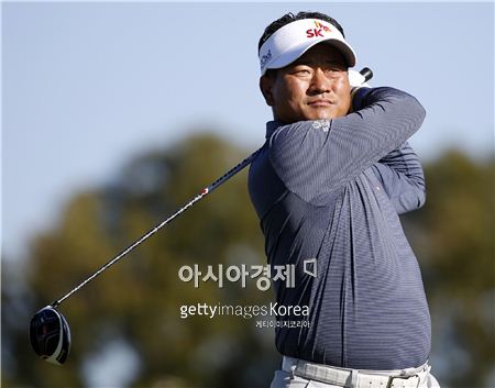 최경주가 파머스 첫날 2번홀에서 티 샷을 하고 있다. 샌디에이고(美 캘리포니아주)=Getty images/멀티비츠