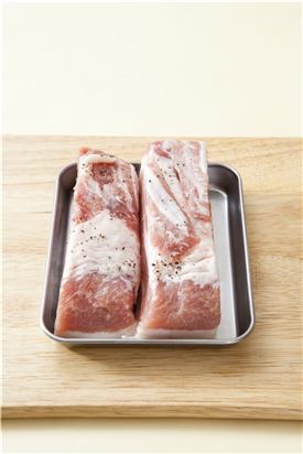 1. 돼지고기 삼겹살은 소금, 후춧가루를 뿌린다.