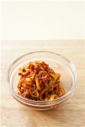 3. 무말랭이는 찬물에 담갔다가 건져 물기를 빼고 분량의 양념장에 조물조물 무친다.
