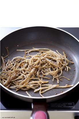 4. 통깨를 솔솔 뿌린다.