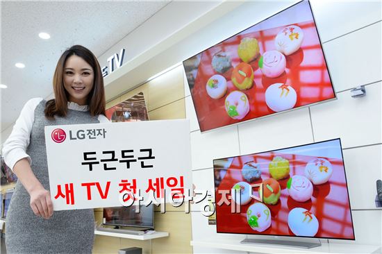 ▲LG전자 모델이 LG전자 LG베스트샵 동교점에서 LG 슈퍼울트라HD TV(55UH9300)와 LG 울트라 올레드 TV(65EG9470) 등 LG 프리미엄 TV를 소개하고 있다. (제공=LG전자)