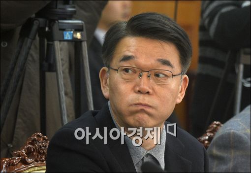 [포토]곤혹스런 표정의 강호인 국토부 장관