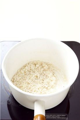 4. 냄비에 참기름을 두르고 불린 쌀을 넣어 쌀알이 투명해질 때까지 볶다가 조갯살을 넣어 볶는다. 
