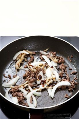 4. 쇠고기가 익으면 양파와 표고버섯을 넣어 볶다가 간장, 굴소스, 설탕을 넣어 볶는다.
