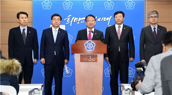 유일호 "개혁은 법으로 완성"…경제·노동법 조속 통과 호소(상보)