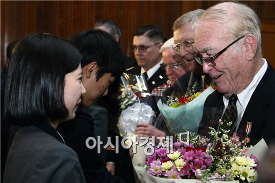 학교 이름은 클리랜드 장군의 부하들 중 처음으로 전사한 케네스 카이저 주니어하사의 이름을 따 '가이사 고등학교'로 정해졌다. 사진은 지난해 가평고등학교를 방문했던 미군참전용사들. <사진제공=국가보훈처>