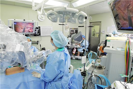 ▲이대목동병원이 로봇을 이용해 수술을 하고 있다. 