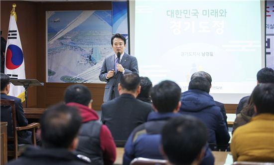 남경필 경기지사가 1일 인천지역 언론사를 찾아 특강을 하고 있다. 