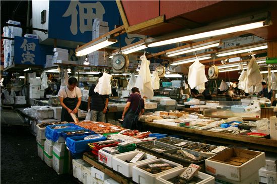 츠키지시장은 날마다 약 3500톤의 생선과 채소 등이 거래되는 일본에서 가장 큰 시장이다.