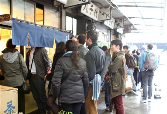 [때때로 여행가의 밥] 도쿄 수산시장과 100년 덮밥집