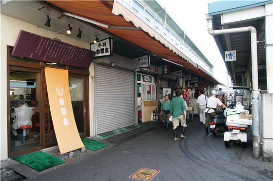 새벽 5시에 문을 열어 오후 1시쯤 문을 닫는 100년 덮밥집 요시노야. 수산시장에서 시작한 작은 밥집은 이제 일본 전국구 덮밥 체인으로 성장했다.