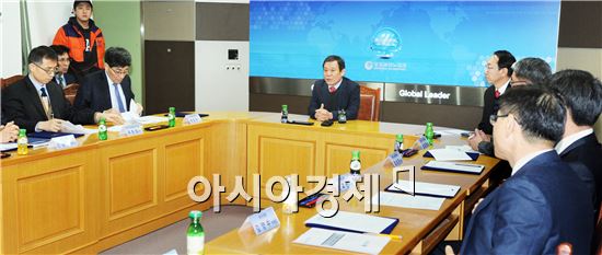 [포토]윤장현 광주시장, 가전산업육성 상생협의회 참석