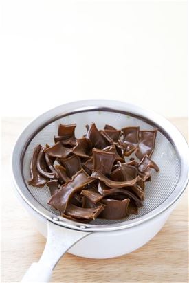 1. 말린 묵은 찬물에 담가 30분 정도 불린 후 부드럽게 불면 건져 물기를 뺀다.