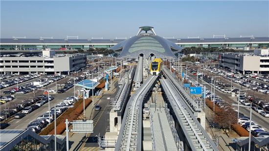 인천공항 자기부상열차가 인천국제공항역을 출발해 장기주차장역으로 들어오고 있다. 총 6개역, 6.1㎞ 구간이며 당분간 무료로 이용할 수 있다.