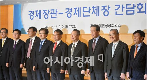[포토]한자리에 모인 3기 경제팀-경제 6단체장