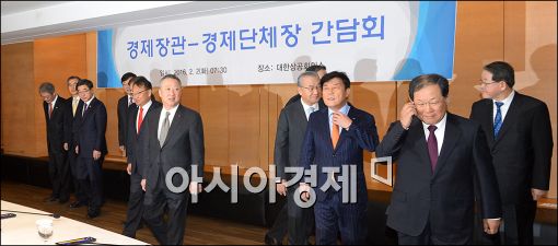 [포토]3기 경제팀-경제 6단체장, 간담회