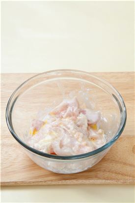 1. 닭가슴살은 손가락 두께로 썰어 분량의 닭고기양념을 넣어 버무린다.
