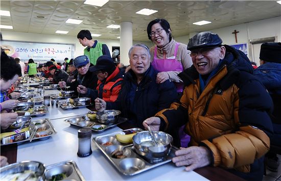 [포토]한국야쿠르트, '사랑의 떡국나누기' 행사 진행