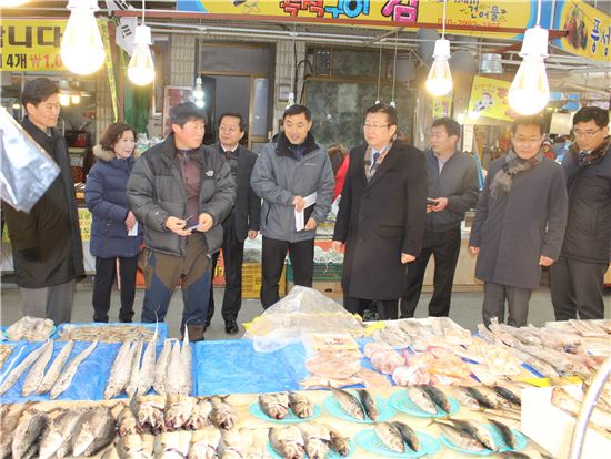 한견표 한국소비자원장(사진 오른쪽에서 네 번째)이 2일 대전시 대덕구에 소재한 중리전통시장을 방문하고 생활물가 점검에 나섰다.
