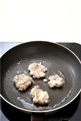 2. 프라이팬에 식용유를 두르고 마늘을 볶다가 닭고기를 넣어 노릇노릇하게 굽다가 대파도 넣어 굽는다.
