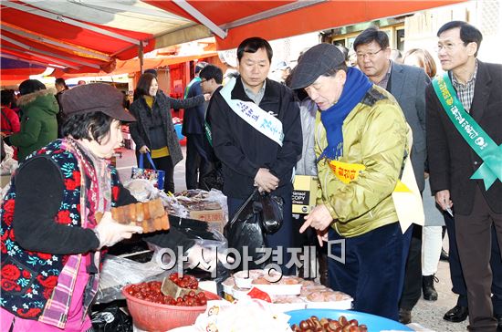 함평군(군수 안병호)이 설을 맞이해 2일 함평읍 함평5일시장에서 전통시장 장보기 행사를 개최했다.
