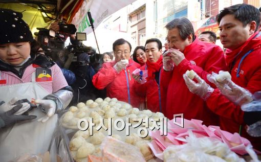 [포토]만두먹는 김무성 새누리당 대표 