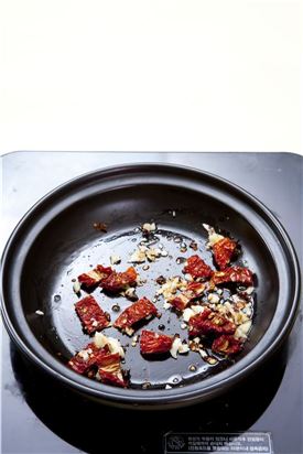 3. 프라이팬에 올리브오일을 넉넉히 두르고 마른 고추와 다진 마늘을 볶다가 말린 토마토를 넣어 볶는다.
