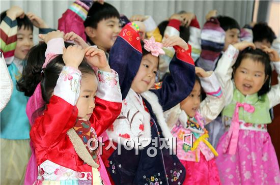 광주 북구 중흥2동 주민센터에서 열린 설맞이 사랑의 떡국 나눔잔치에 참가한 중흥어린이집 원생들이 한복을 곱게 차려입고 어르신들에게 세배를 하고 있다. 사진제공=광주시 북구