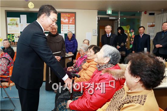 장만채 전남도교육감은 2일 장성 상록원과 프란치시코의 집을 방문해 관계자를 격려하고 온정의 손길을 전달하면서 따뜻한 정을 나눴다.