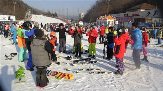 청소년들에게 보드를 가르쳐주는 관악구청 공무원들 