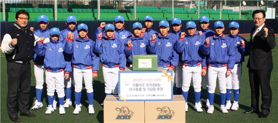동국제약, '리틀야구 대표팀'에 야구용품 등 전달