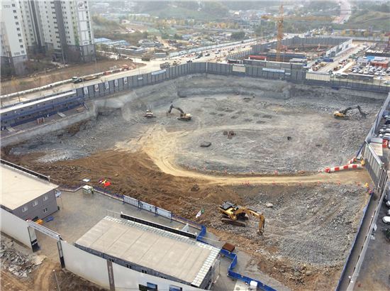 터파기 공사가 한창인 성남 위례지구 주상복합건물 건축공사 현장