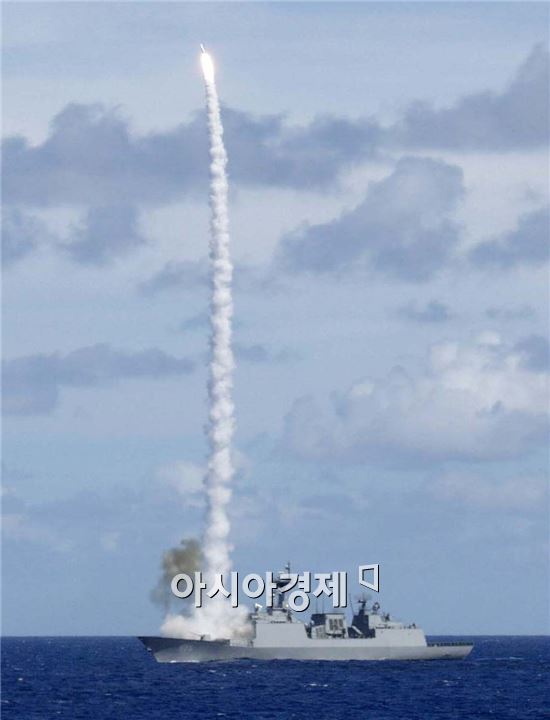 군 당국은 지상에 배치된 그린파인 레이더와 공중의 피스아이 등 가용한 북한 장거리 로켓 탐지 자산을 총동원한 것으로 알려졌다. 사진은 이순신함에서 SM2미사일을 발사하는 장면. 