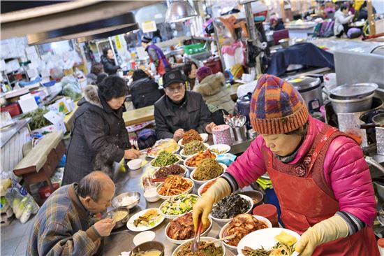 경주 시장에서 뷔페를 즐기는 손님들