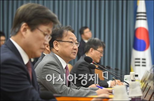 유일호 "성과연봉제 확대하는 공공기관에 최대 50% 추가성과급"