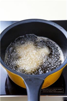 2. 두부는 녹말가루를 입혀 180℃의 튀김기름에 노릇노릇하게 튀긴다.
(Tip 튀기는 것이 번거로우면 녹말가루를 고루 입혀서 식용유에 노릇노릇하게 지진다.)
